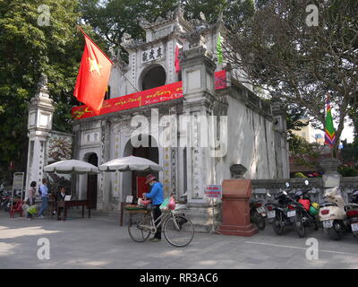 HANOI, VIETNAM - am 17. FEBRUAR 2017: Quan Thanh Tempel in der Nähe von Ho Tay oder West Lake in Hanoi ist ein taoistischer Tempel aus dem 11. Jahrhundert. Stockfoto