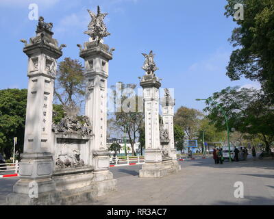 HANOI, VIETNAM - am 17. FEBRUAR 2017: Quan Thanh Tempel in der Nähe von Ho Tay oder West Lake in Hanoi ist ein taoistischer Tempel aus dem 11. Jahrhundert. Stockfoto