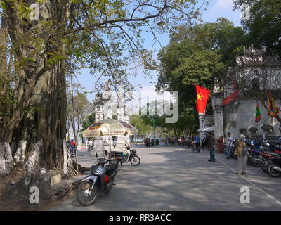 HANOI, VIETNAM - am 17. FEBRUAR 2017: Quan Thanh Tempel in der Nähe von Ho Tay oder West Lake in Hanoi ist ein taoistischer Tempel aus dem 11. Jahrhundert. Stockfoto