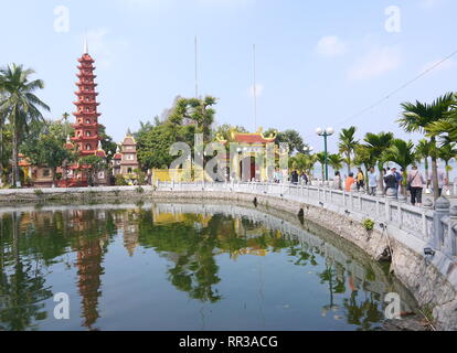 HANOI, VIETNAM - am 17. FEBRUAR 2017: Tran Quoc Tempel, der ältesten buddhistischen Tempel in Hanoi auf einer Insel in West Lake, Hanoi, Vietnam. Stockfoto