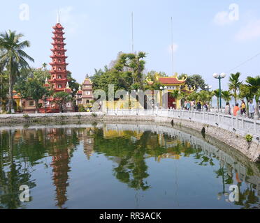 HANOI, VIETNAM - am 17. FEBRUAR 2017: Tran Quoc Tempel, der ältesten buddhistischen Tempel in Hanoi auf einer Insel in West Lake, Hanoi, Vietnam. Stockfoto