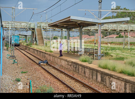 Zug fährt unbekannten Station als Tankwart schaut während der Premier Classe Zug im Freistaat, Südafrika, 17. Januar 2019 angehalten Stockfoto