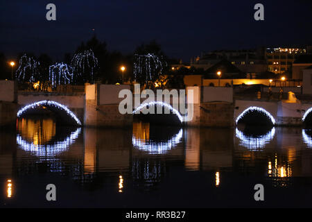 Fluss mit Weihnachtsschmuck Reflexionen Taverne, Portugal Stockfoto