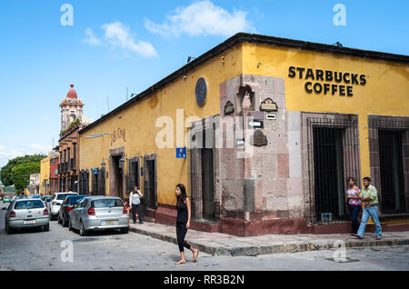 Mexiko San Miguel de Allende Starbucks Stores in einem alten Gebäude an der Ecke einer Straße mit Kopfsteinpflaster in dieser malerischen Stadt. Außenansicht. Stockfoto