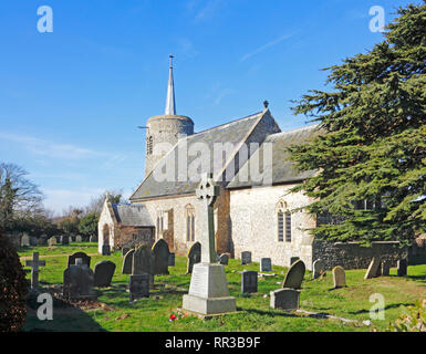 Ein Blick auf die Kirche von St. Maria, der Jungfrau, ist an der Küste von North Norfolk Titchwell, Norfolk, England, Vereinigtes Königreich, Europa. Stockfoto