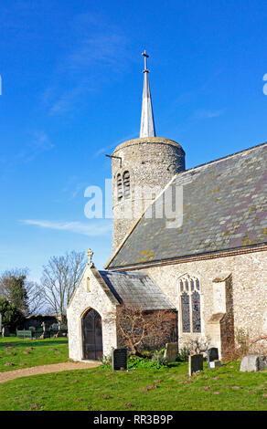 Ein Blick auf die südlichen Vorhalle und Turm der Kirche St. Maria, der Jungfrau, ist an der Küste von North Norfolk Titchwell, Norfolk, England, UK, Europa. Stockfoto