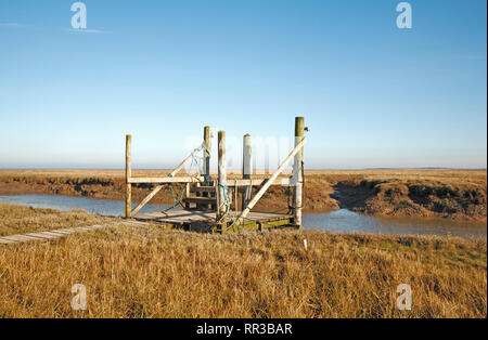 Eine Bootsanlegestelle und Anlegestelle am Kai an der North Norfolk Hafen von Thornham, Norfolk, England, Vereinigtes Königreich, Europa. Stockfoto