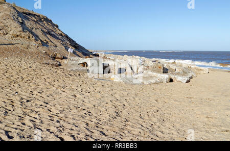 Küste Erosion an der Ost Küste von Norfolk bei Winterton-on-Sea, Norfolk, England, Vereinigtes Königreich, Europa. Stockfoto