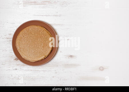 Glutenfreie Pfannkuchen auf weißem Holz- Hintergrund Stockfoto