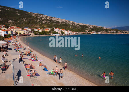 Die Promenade und den Strand von Baska, Insel Krk, Kvarner Bucht, Adria, Kroatien Stockfoto