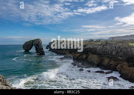 Klippen und Canyon in der Stadt von Llanes Villahormes, die Insel als Castro de Las Gaviotas in Asturien bekannt Stockfoto