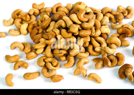 Geröstete Cashewkerne und Salz auf weißem Hintergrund Stockfoto