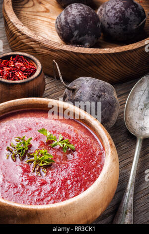 Kalten Sommer rote Rüben Suppe auf Holztisch. Vegetarische Kost Stockfoto