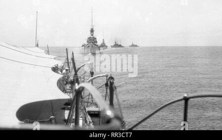 Danae-Klasse Leichter Kreuzer der Royal Navy/Light Cruiser Danae-Class-HMS Danae, HMS Dauntless HMS Delhi HMS Dragon - Besonderen Service Squadron/Die Welt Kreuzfahrt 1923 - 1924 Stockfoto