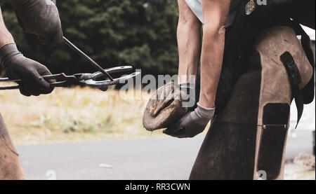 In der Nähe von Schmiede arbeiten an horse shoe, alte Handwerkskunst Konzept Stockfoto