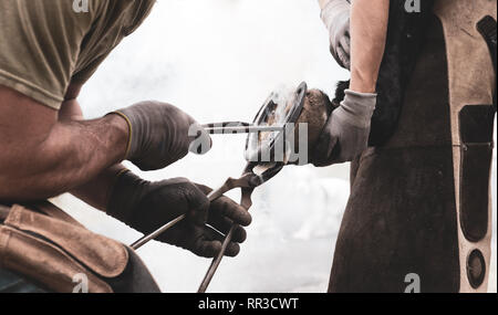 In der Nähe von Schmiede arbeiten an horse shoe, alte Handwerkskunst Konzept Stockfoto