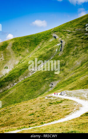 Weite Einstellung auf grüne Berge mit ein paar Leuten auf dem Weg klettern auf die Yop, sonnigen Sommertag Stockfoto