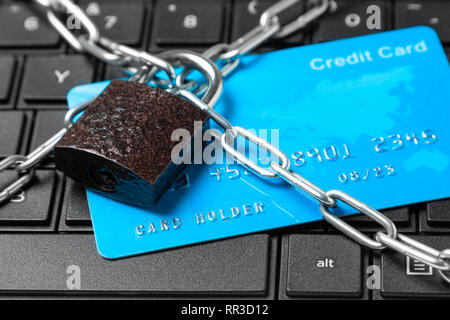 Kreditkarte in Kette mit Schloss auf Laptop Tastatur. Verbot online Zahlungen und Einkäufe im Online Store. Stockfoto