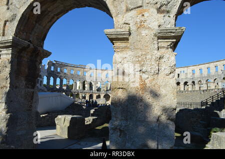 Pula pola Kolosseum Architektur Details mit Bogenfenstern Sommer Stockfoto