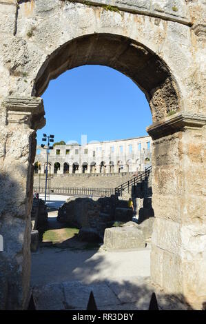 Pula pola Kolosseum Architektur Details mit Bogenfenstern Sommer Stockfoto