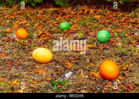 Bunte Ostereier auf dem Boden Stockfoto