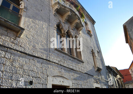 Pula pola Kolosseum Architektur Details mit Bogenfenstern Sommer Stockfoto