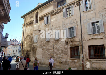 Pula pola Kolosseum Architektur Details mit Bogenfenstern Sommer Stockfoto