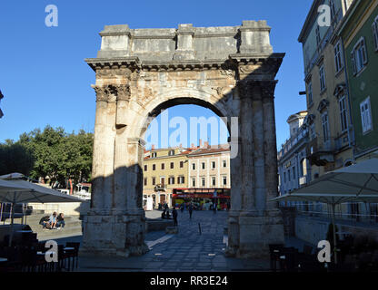 Pula pola Kolosseum Architektur Details mit Bogenfenstern Sommer Stockfoto