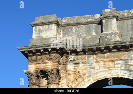 Pula pola Kolosseum Architektur Details mit Bogenfenstern Sommer Stockfoto