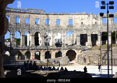 Pula pola Kolosseum Architektur Details mit Bogenfenstern Sommer Stockfoto