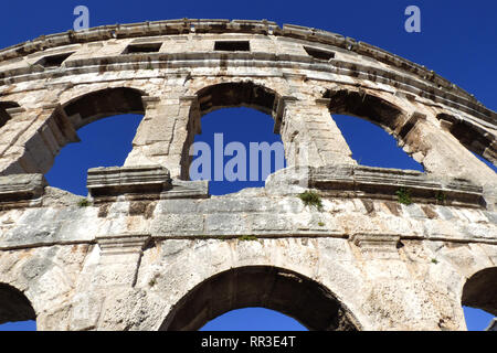 Pula pola Kolosseum Architektur Details mit Bogenfenstern Sommer Stockfoto