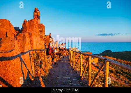 Die Insel Madeira, Portugal, 04. Juli 2016: Eine Gruppe von Menschen bewundert den schönen Sonnenuntergang, Pico de Arieiro Stockfoto