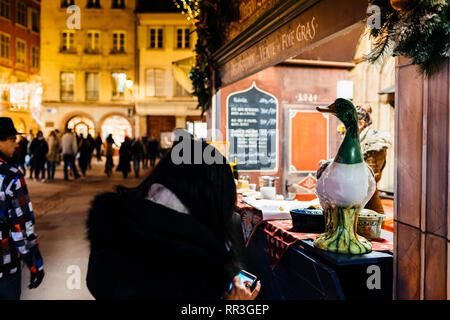 Straßburg, Frankreich - 29.November 2017: Duck Statue auf einem Weihnachtsmarkt Stall den Verkauf von Foie gras, um Einheimischen und Touristen im Zentrum von Straßburg in der Nähe von Maison Kammerzell Stockfoto