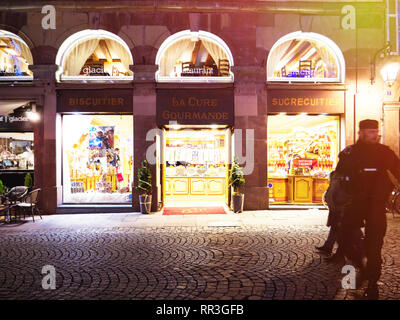 Straßburg, Frankreich - 29.November 2017: Zwei Polizisten vor der Süßigkeit Süßigkeiten Shop im Zentrum von Straßburg - Sicherheit Überwachung während des Weihnachtsmarktes am späten Abend Stockfoto