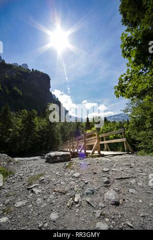 Brücke über den Fluss im Sommer. Chamonix, Frankreich. Stockfoto