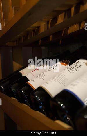 Flaschen Wein im Keller, Restaurant, Elite Getränke in den Regalen mit schriftlicher Namen Stockfoto