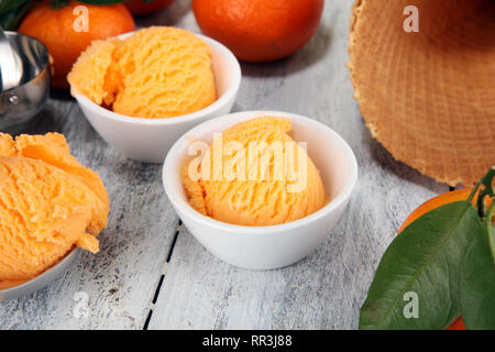 Kugel tangarine orange Eis. Köstliches Eis mit cremiger Lufthutze und Waffel eingestellt Stockfoto