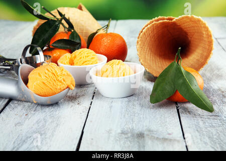 Kugel tangarine orange Eis. Köstliches Eis mit cremiger Lufthutze und Waffel eingestellt Stockfoto