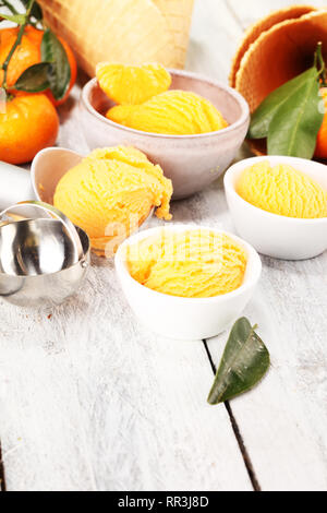 Kugel tangarine orange Eis. Köstliches Eis mit cremiger Lufthutze und Waffel eingestellt Stockfoto