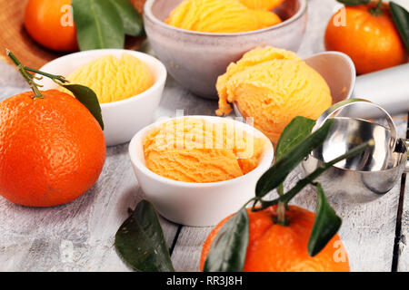 Kugel tangarine orange Eis. Köstliches Eis mit cremiger Lufthutze und Waffel eingestellt Stockfoto