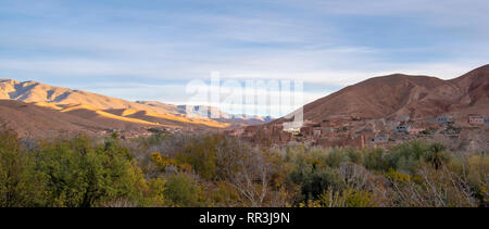 M'Goun Valley - das Tal der Rosen, wo Blüten geerntet werden, Rosenöl und kosmetische Produkte. Todra Schlucht und hohen Atlas mountain Stockfoto