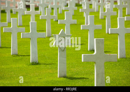 Reihen von Kreuz und jüdische Grabsteine auf dem Friedhof Stockfoto