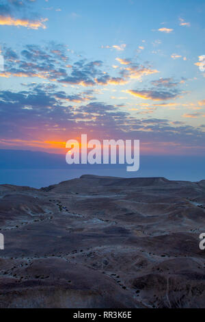 Sonnenaufgang in der Wüste von Judäa, Israel Stockfoto