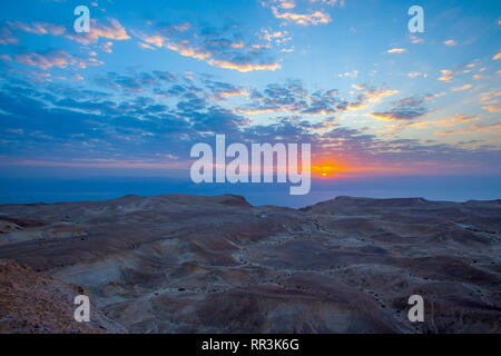 Sonnenaufgang in der Wüste von Judäa, Israel Stockfoto