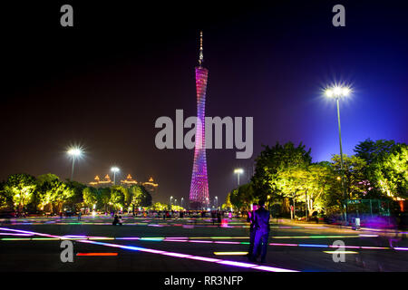 Guangzhou, China - 3. Januar 2018: Canton Tower und Guangzhou Xiancun modernen Stadtzentrum mit Blick auf den modernen Wolkenkratzern und Touristen zu Fuß durch Stockfoto
