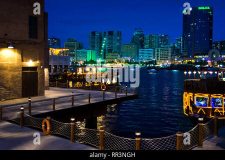 DUBAI, VEREINIGTE ARABISCHE EMIRATE - Januar 30, 2018: Dubai Creek nacht Ansicht mit ruhigem Wasser und modernen Gebäude im Hintergrund, VAE Stockfoto