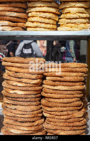 Griechische koulouri Stack. Traditionelle Straße essen, knusprige Sesam Brot ring Bagels, Detailansicht Stockfoto