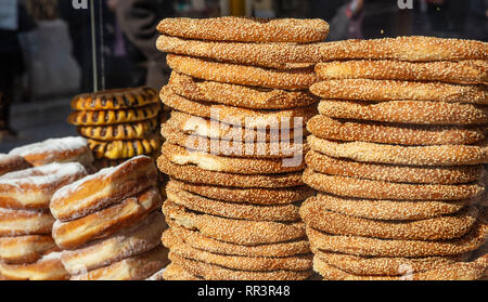 Griechische koulouri Stack. Traditionelle Straße essen, knusprige Sesam Brot ring Bagels, Detailansicht Stockfoto