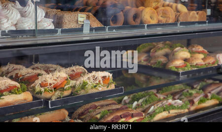 Sandwiches Vielfalt und Bonbons auf einen Store, Detailansicht Stockfoto