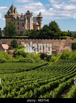 Chateau de Montfort - ein Schloss in der französischen Ortschaft Vitrac in der Region Dordogne in Frankreich. Stockfoto